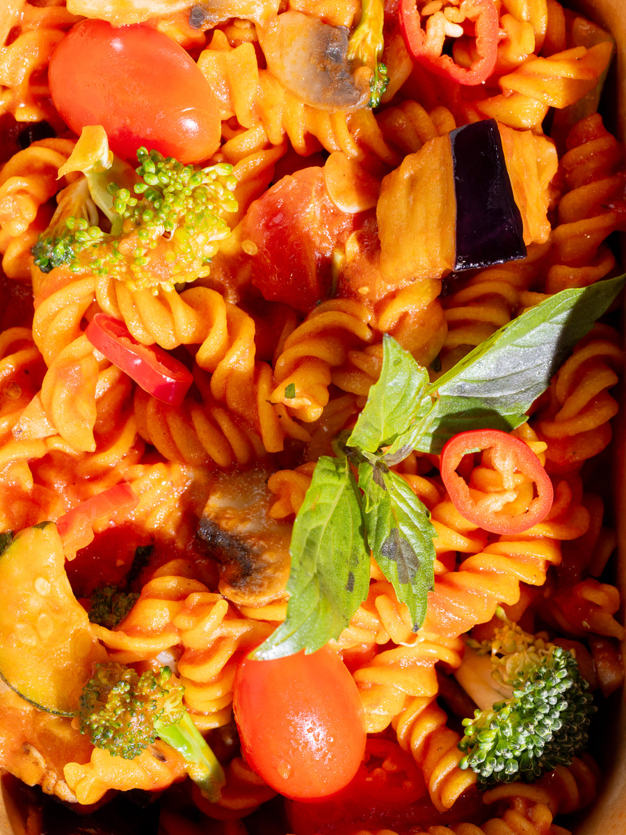 Fusilli with peppers, tomato and basil in a Bigoli box